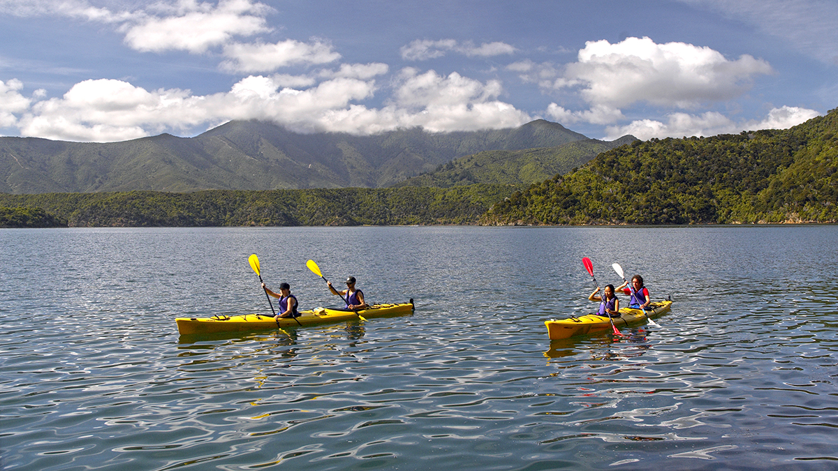 428309-kayaking-marlborough-sounds (credit MarlboroughNZ) Kayaking the Queen Charlotte Sound (credit MarlboroughNZ)